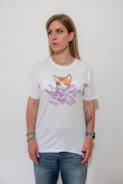 Kawaii T-shirt Colore Bianco "Nyantekoto nyai"  90s anime Cat graphic +  Alfabeto giapponese - GIAPPOP 