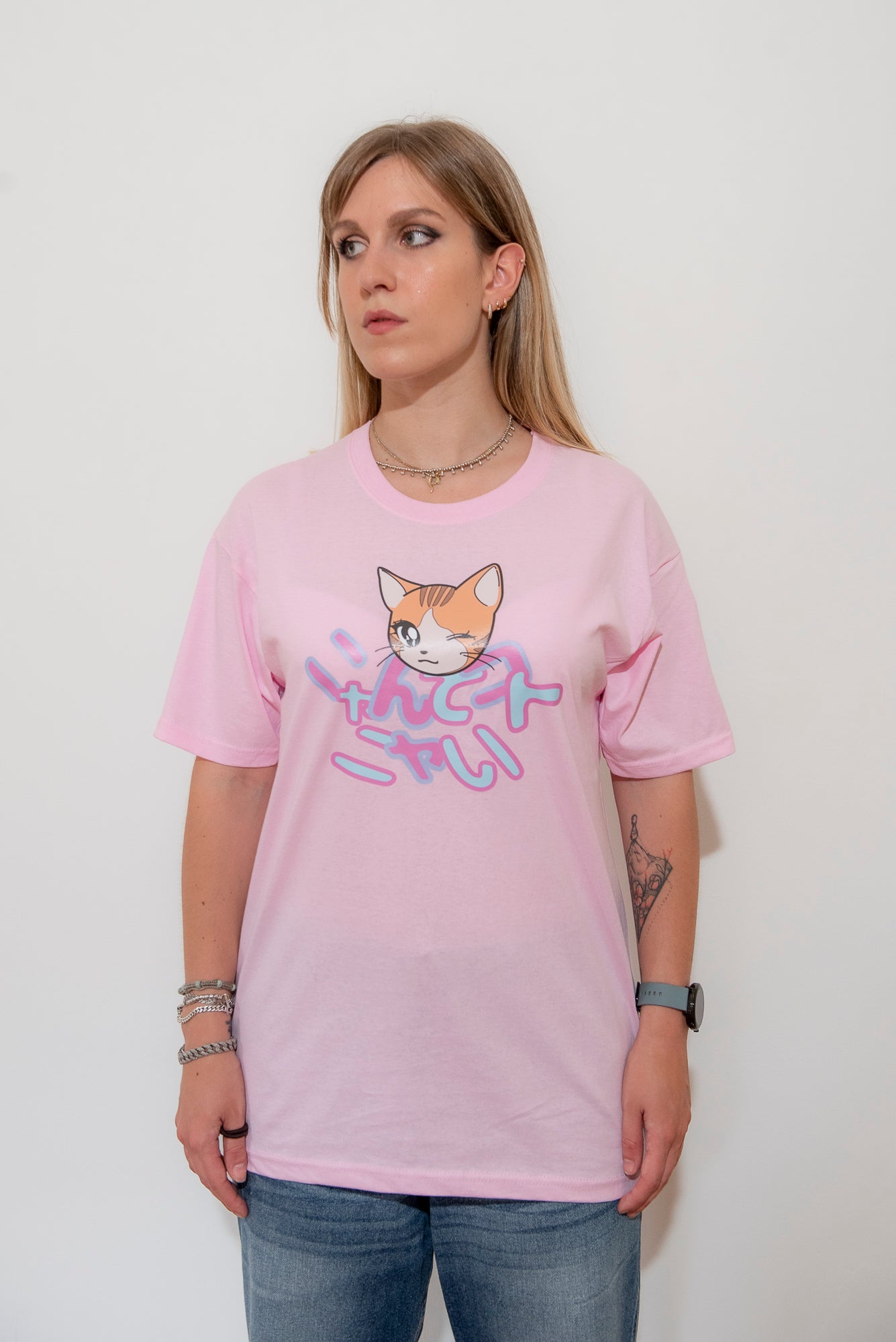 Kawaii T-shirt Colore Bianco "Nyantekoto nyai"  90s anime Cat graphic +  Alfabeto giapponese - GIAPPOP 