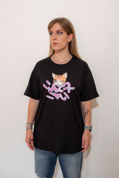 Kawaii T-shirt Colore Bianco "Nyantekoto nyai"  90s anime Cat graphic +  Alfabeto giapponese - GIAPPOP 