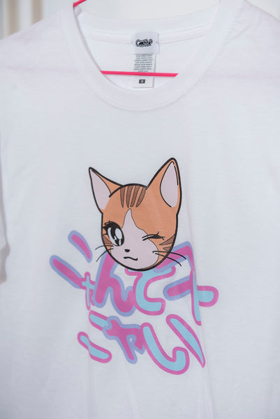 Kawaii T-shirt Colore Bianco "Nyantekoto nyai"  90s anime Cat graphic +  Alfabeto giapponese - GIAPPOP 