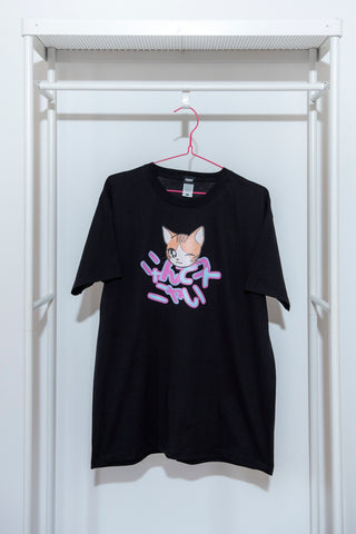 Kawaii T-shirt Colore Nero "Nyantekoto nyai"  90s anime Cat graphic +  Alfabeto giapponese - GIAPPOP 