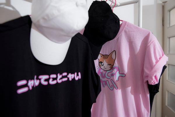 Kawaii cat print T-shirt Colore Nero 90s anime style + Alfabeto  giapponese "Nyantekoto nyai" - GIAPPOP 