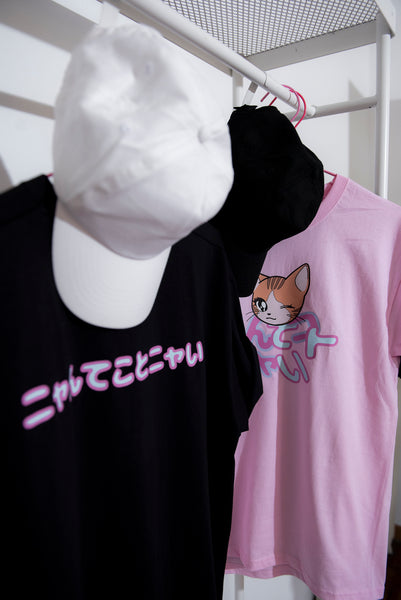 Kawaii cat print T-shirt Colore bianco 90s anime style + Alfabeto  giapponese "Nyantekoto nyai" - GIAPPOP 